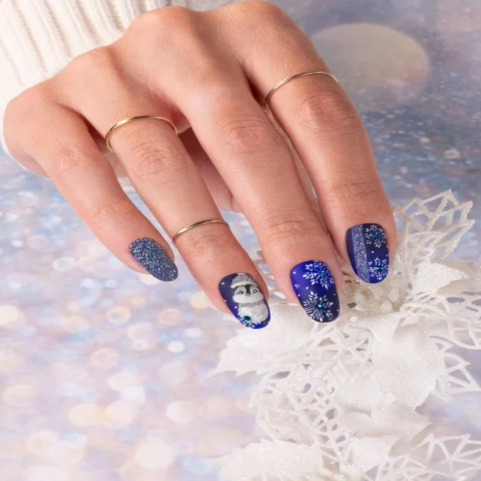 Unghie natalizie 2024: tendenze, idee e nail art